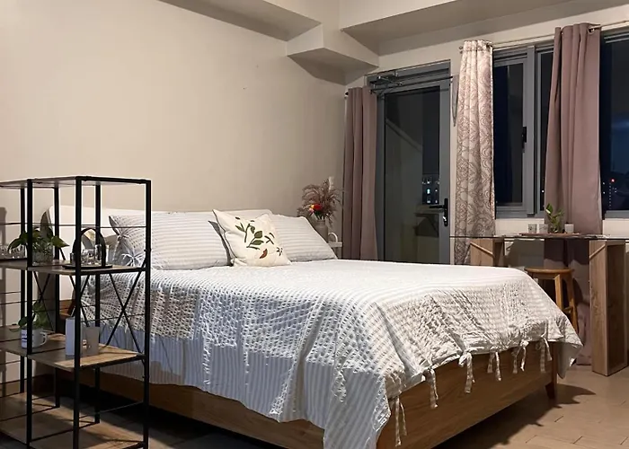 Gracey's Place At Manhattan Plaza Tower 1